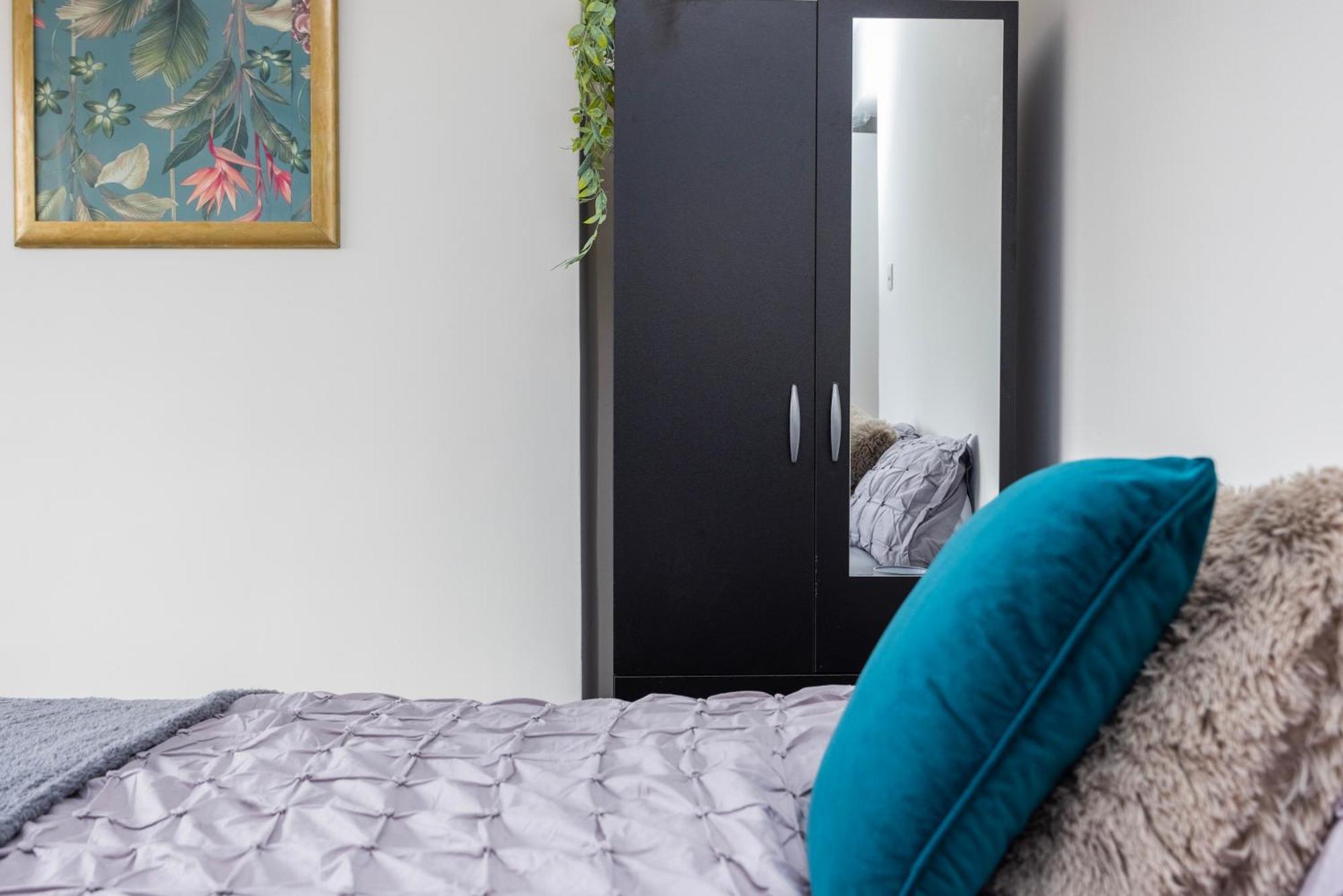 Excel O2 Stunning Large 3 Bedroom Apartment With Balcony Лондон Екстериор снимка