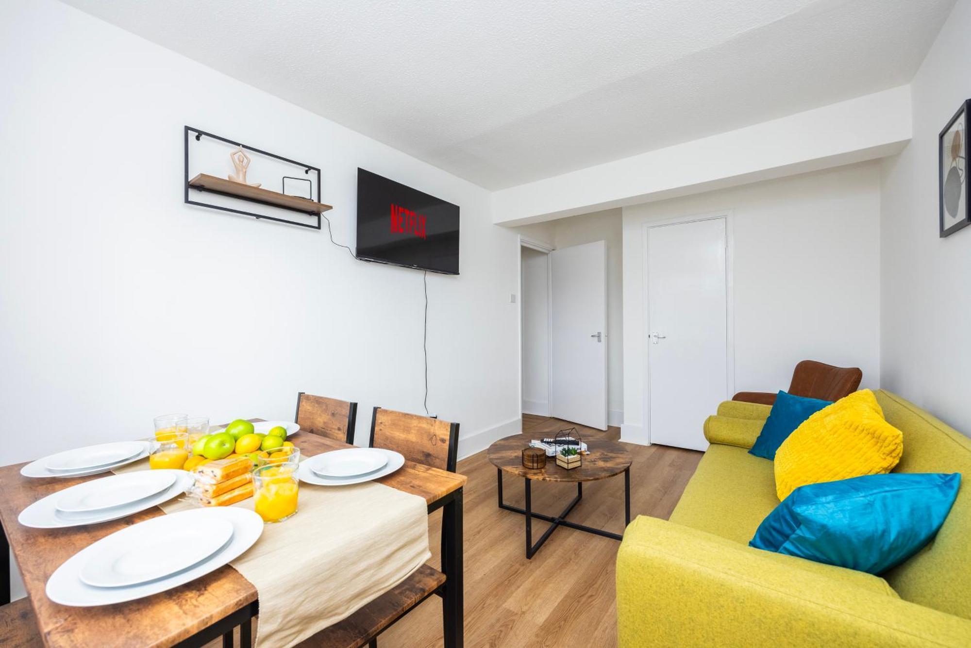 Excel O2 Stunning Large 3 Bedroom Apartment With Balcony Лондон Екстериор снимка